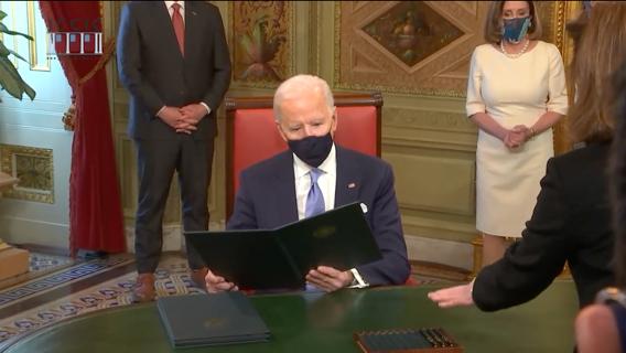 Biden firma decretos de igualdad, migración, clima y pandemia, y EU vuelve a OMS y Acuerdo de París