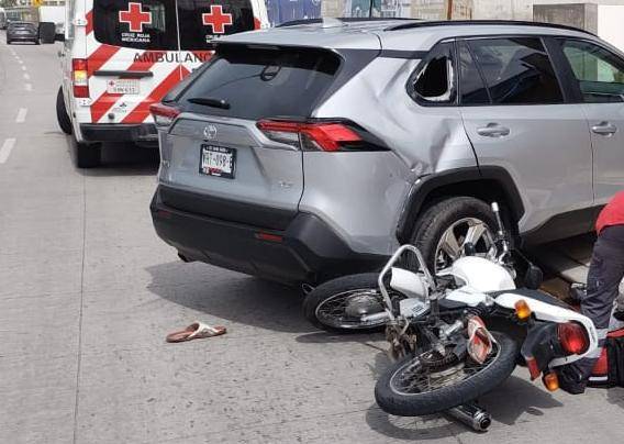 Motociclista resulta lesionado al chocar contra camioneta en la avenida Del Mar en Mazatlán
