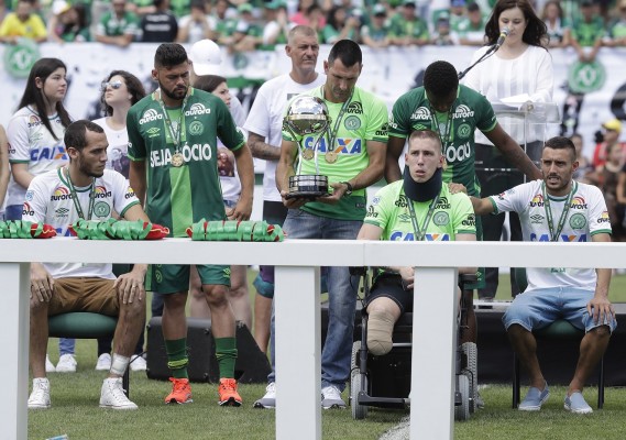 Emotivo momento, Chapecoense ofrenda la Copa Sudamericana a su afición
