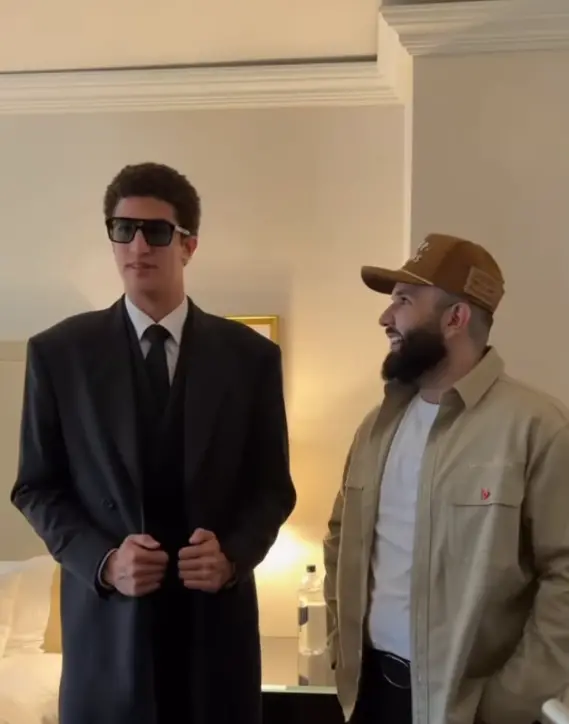 $!Acompaña Carín León a Karim López en el Draft de la NBA 2026