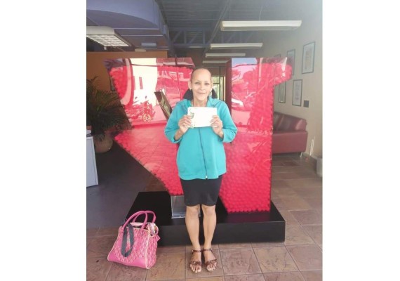 Selene recibe 300 pesos que fueron donados por un lector de Noroeste