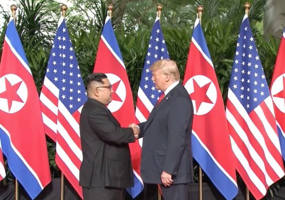 La histórica cumbre entre Donald Trump y Kim Jong-un inicia con un apretón de manos
