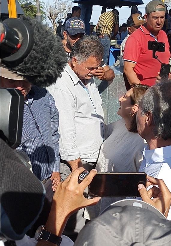 $!Se detiene Xóchitl Gálvez en manifestación de productores en Culiacán