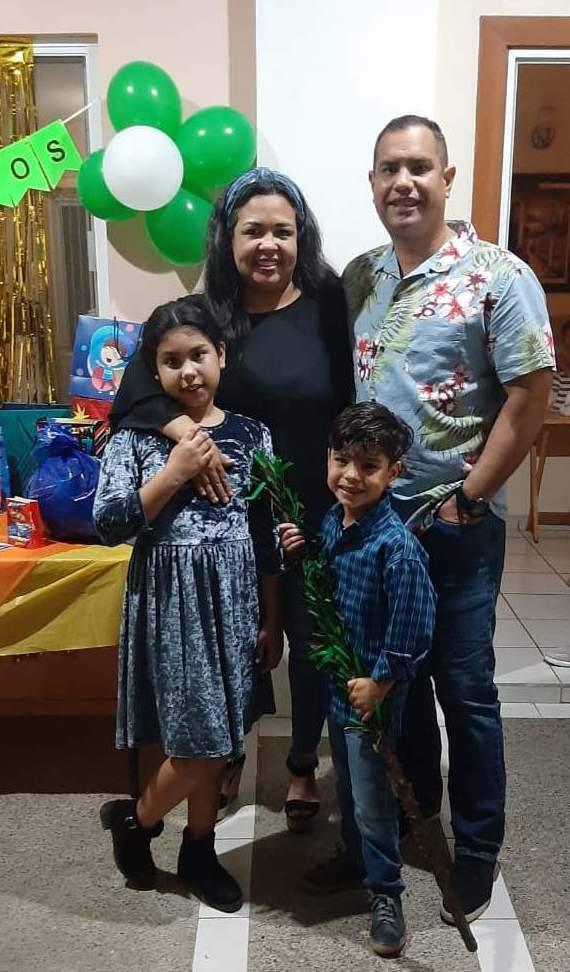 $!El cumpleañero entres sus papás, Érika Hernández de Ramírez y Roberto Ramírez, y su hermana, Ruth.