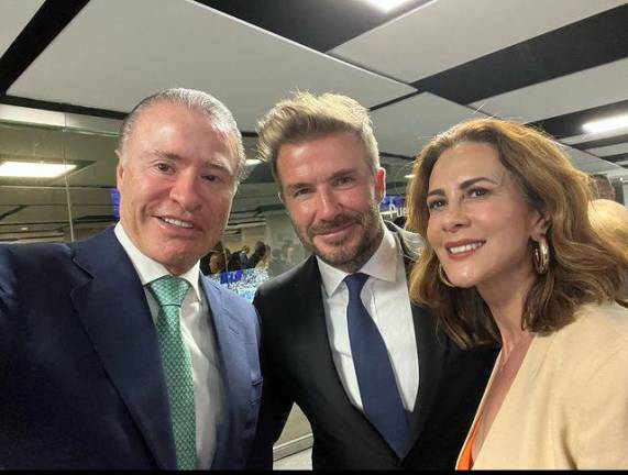 El Embajador de México en España, Quirino Ordaz Coppel y su esposa Rosy Fuentes de Ordaz, junto al ex futbolista ingles David Beckham.