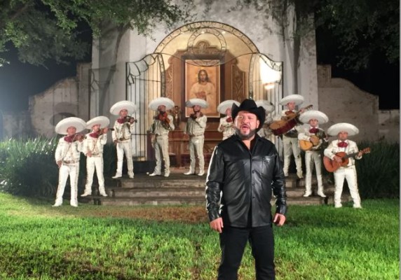 Pesado se 'cae' de la nube con mariachi