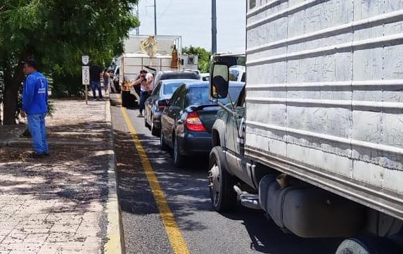 $!Camión cargado de concreto vuelca al sur de Mazatlán