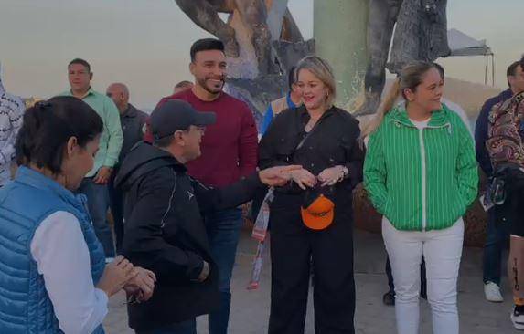 La presidenta del Sistema DIF Estatal, Eneyda Rocha Ruiz, acudió en representación del Gobernador del estado, Rubén Rocha Moya, al arranque del Triatlón Astri Internacional Mazatlán 2023.