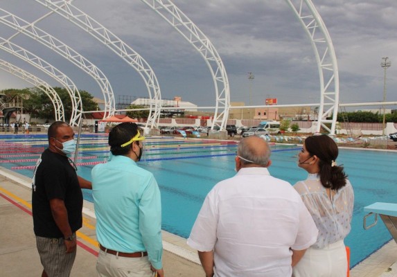 El Alcalde Luis Gillermo Benítez realiza un recorrido de supervisión en el espacio deportivo.
