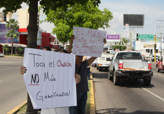 Simpatizantes de Morena se manifiestan contra gasolinazos