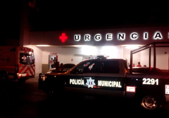 Choca auto contra muro de contención, en Culiacán