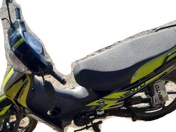 La motocicleta marca Vento, color verde con negro, sin placas de circulación.