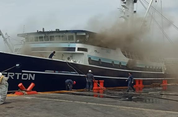$!Evacuan a más de 100 trabajadores por incendio de barco atunero en muelle de Mazatlán