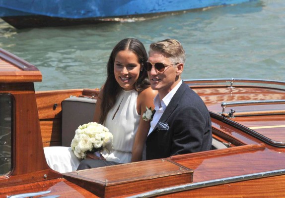 La tenista y el futbolista alemán pasean en un bote en la ciudad italiana.