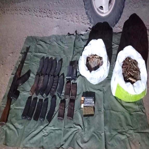 $!Ejército asegura vehículo blindado artesanal y arsenal en operativo en San Ignacio