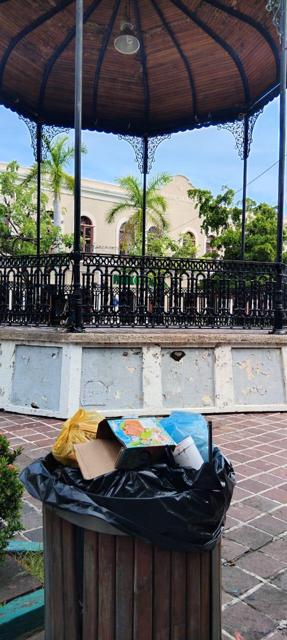 $!Luce Centro Histórico de Mazatlán con agua estancada y basura acumulada