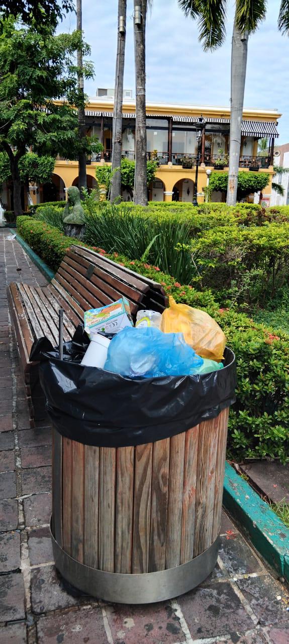 $!Luce Centro Histórico de Mazatlán con agua estancada y basura acumulada