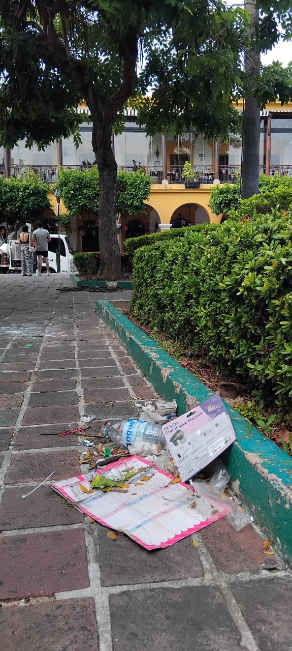 $!Luce Centro Histórico de Mazatlán con agua estancada y basura acumulada