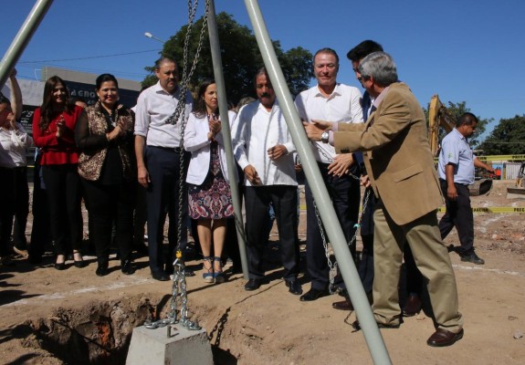 Colocan primera piedra para el nuevo Hospital Pediátrico de Sinaloa