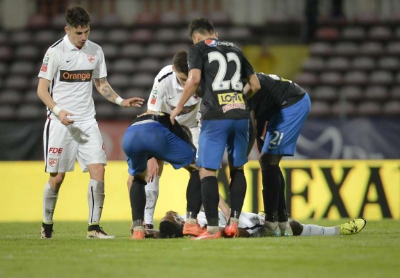 Muere un futbolista en Rumania tras desmayarse en el campo