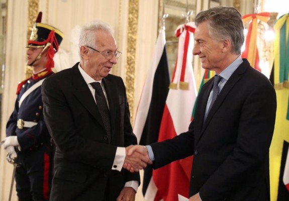 Ebrard ordena regresar a embajador en Argentina tras presunto robo de libro [VIDEO]
