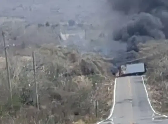 $!Enfrentamientos y bloqueos; hay dos abatidos en la zona rural de Mazatlán