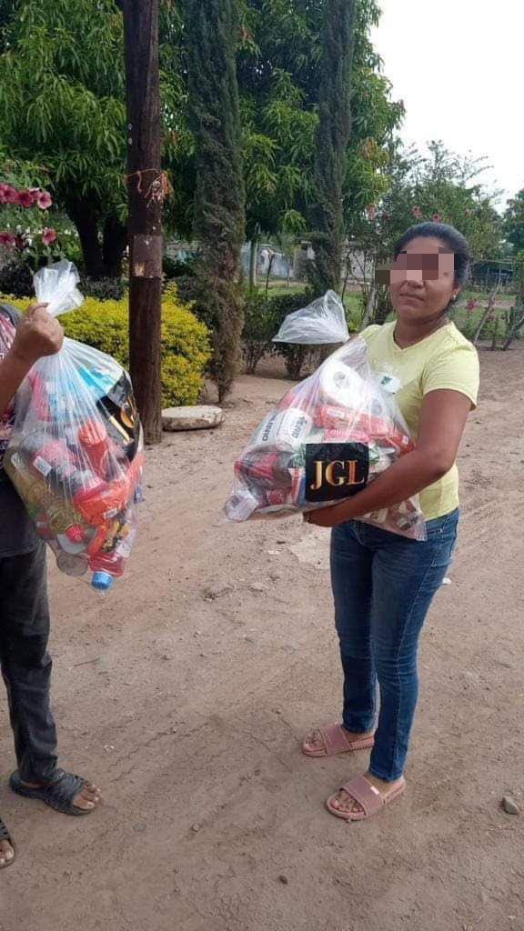 $!Difunden en redes supuesta repartición de despensas de parte del ‘Chapo’ Guzmán