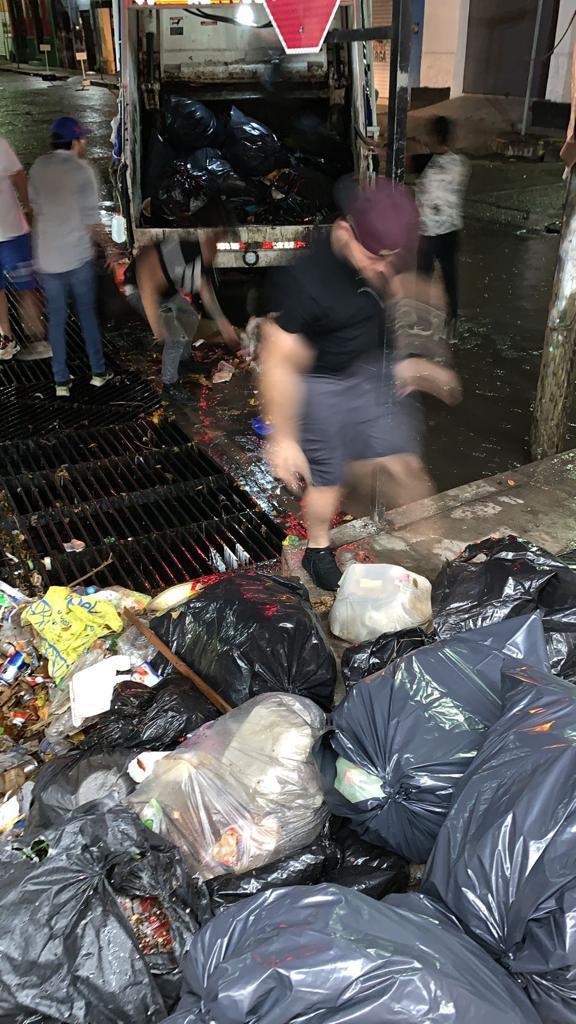 $!Lluvia deja seis carros varados, postes y árboles caídos en Culiacán