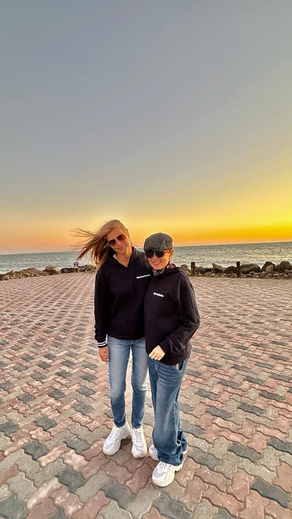 $!Montse y Yolanda disfrutan de un atardecer en Altata, en Navolato.