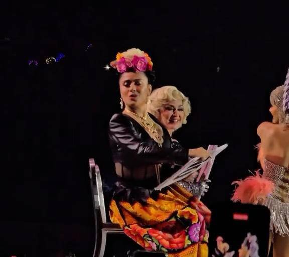Madonna invita a Salma Hayek en último concierto en México