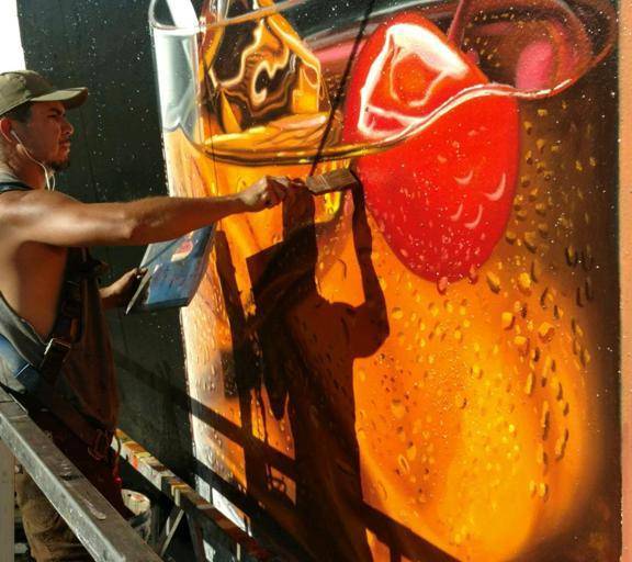Muralista sinaloense triunfa en California y quiere traer su arte a Mazatlán