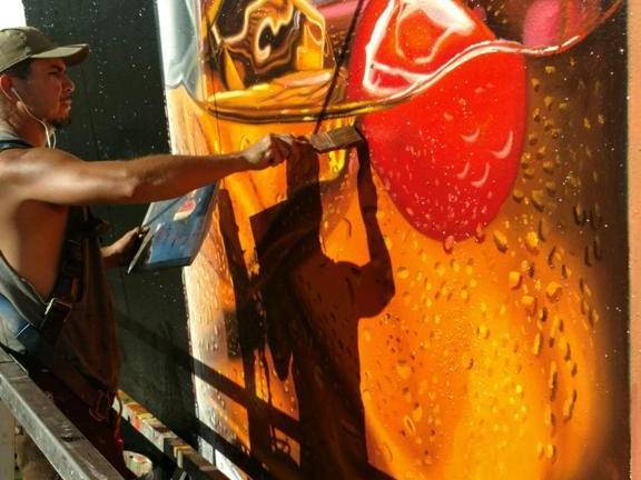 Muralista sinaloense triunfa en California y quiere traer su arte a Mazatlán