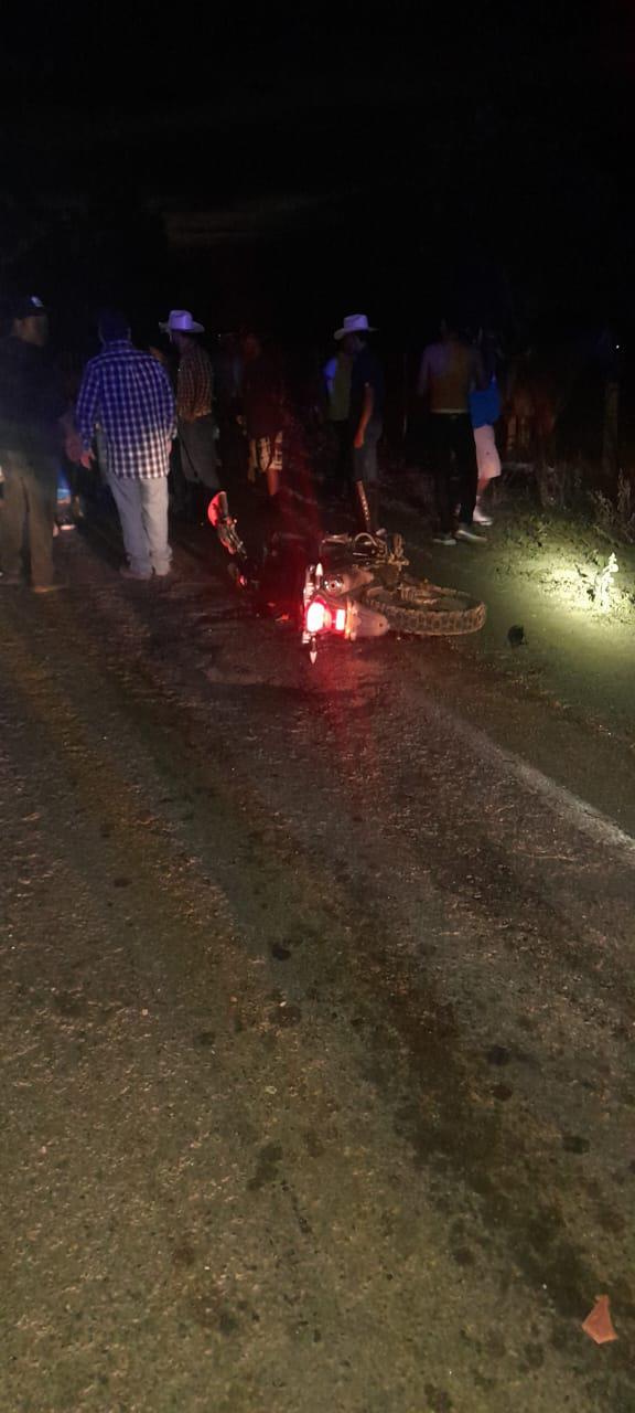 $!Tras choque, motociclista y conductor de camioneta resultan lesionados en Escuinapa