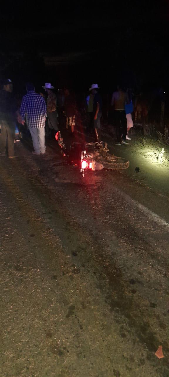 $!Tras choque, motociclista y conductor de camioneta resultan lesionados en Escuinapa