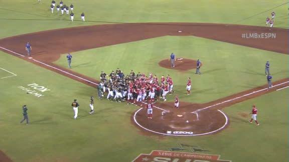 VIDEO: Se vacían las bancas en duelo entre Diablos Rojos y Leones