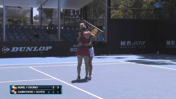 Giuliana Olmos y Gabriela Dabrowski se felicitan tras su victoria.