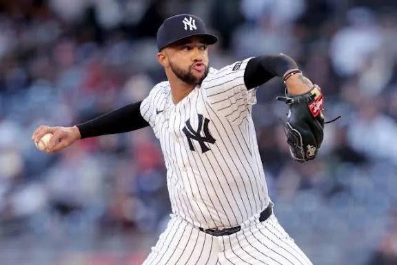 Mets llegan a un acuerdo de tres años con el relevista Devin Williams