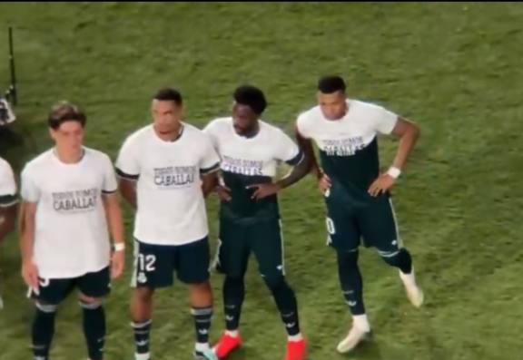 Mbappé y Vini no mostraron la playera completa.