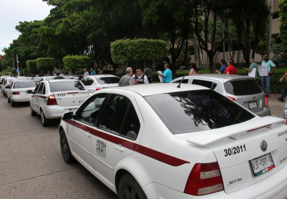 Después de 9 años taxistas exigen emplacamiento de unidades