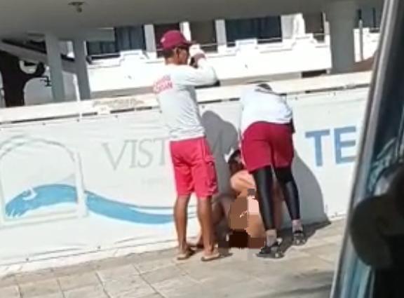 $!Turista corre desnudo y descalzo por el malecón de Mazatlán; está detenido