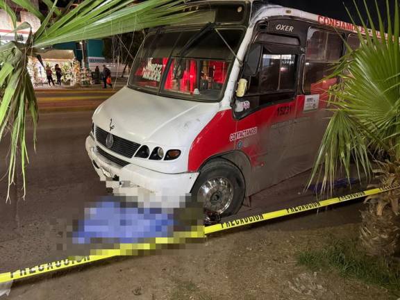 El cuerpo del motociclista quedó bajo el camión urbano tras el accidente registrado en el cruce de las avenidas Clouthier y De las Torres.