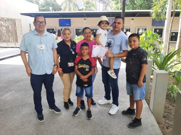 Rafael Lizárraga, Director Ejecutivo del Gran Acuario, y la guía Dulce, le dan la bienvenida a Hanna y su familia al recinto marino.