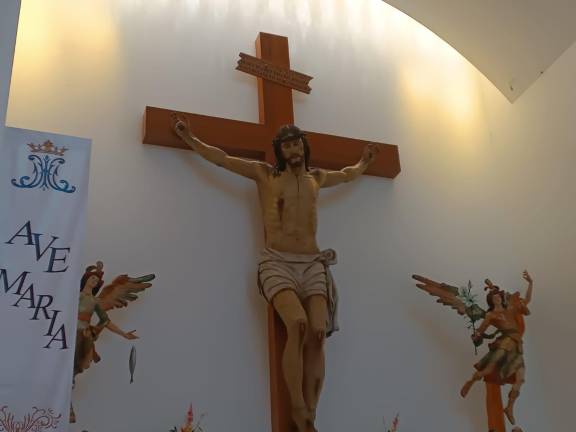 Fieles celebraron con una misa solemne el 20 aniversario del Santo Cristo de la Montuosa en Mazatlán.