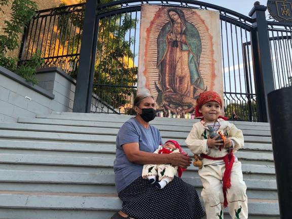 Los fieles llegan al templo de La Lomita.
