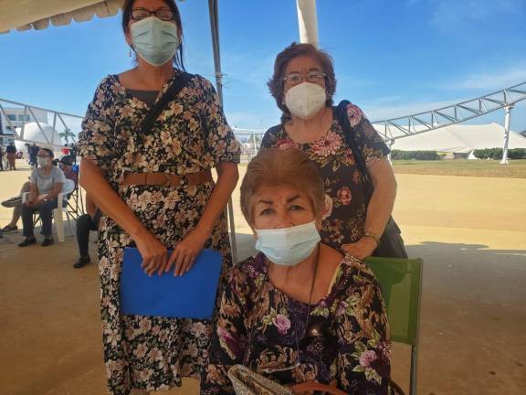 Acompañada de su amiga Alma Rosa, de 61 años, que también se inocularía, Ana María compartió que esta es la tercera vez que se aplicará la vacuna.