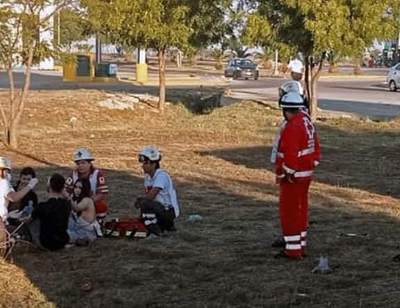 $!Jóvenes que viajaban en automóvil vuelcan y caen a canal pluvial de Mazatlán