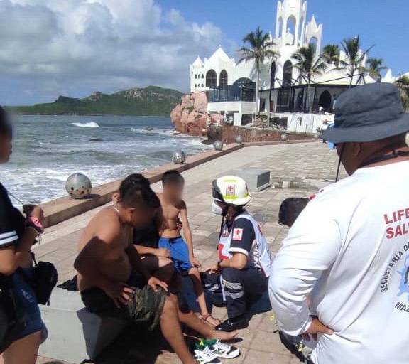 Atiende Policía Acuática a dos bañistas lesionados en Mazatlán; se metieron al mar y el oleaje los aventó a una zona rocosa