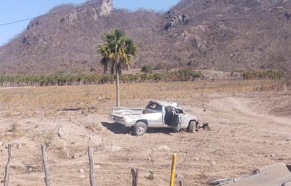 Muere hombre tras volcar camioneta en Escuinapa