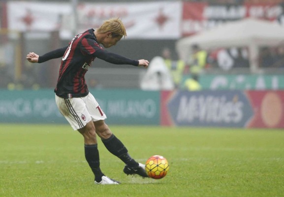 Keisuke Honda anota por el Milán.