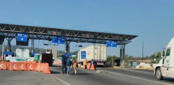 En Michoacán una de las autopistas está tomada en las casetas y la Guardia Nacional reporta un cierre parcial.